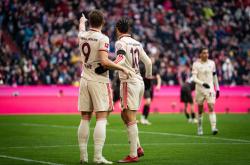 开云体育官网-勒沃库森横扫那不勒斯，萨内高光表现