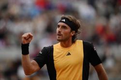 开云体育-日本网球队横扫世界网球队，西西帕斯打破历史纪录