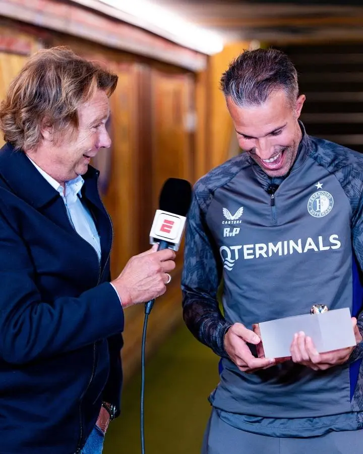 曼联碾压巴萨，范佩西统治全场