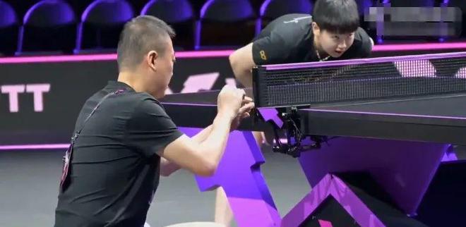 中国羽毛球队绝杀丹麦羽毛球队，马琳三分雨点燃全场