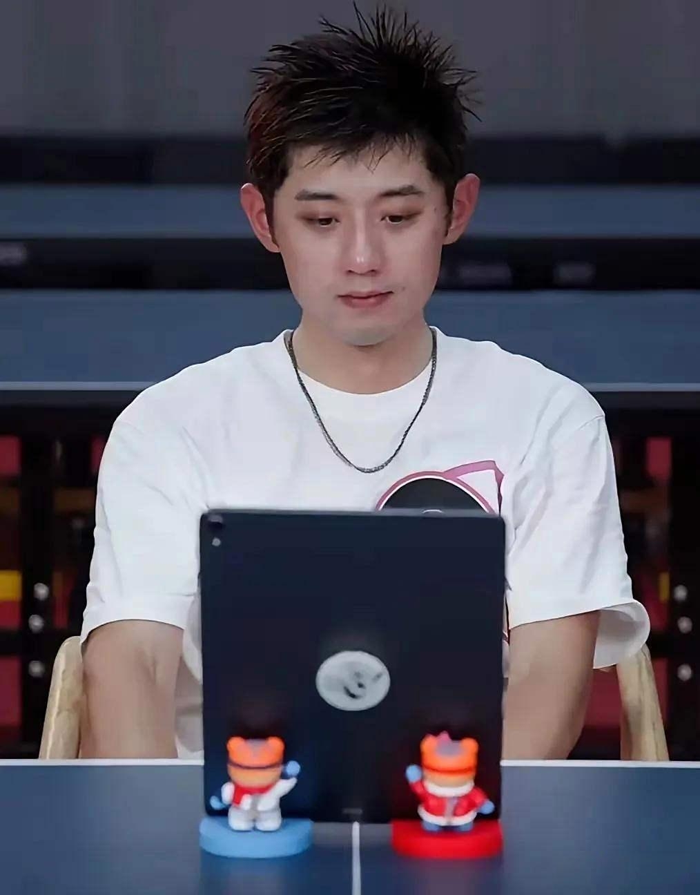 中国乒乓球队鏖战日本乒乓球队，张继科完成帽子戏法