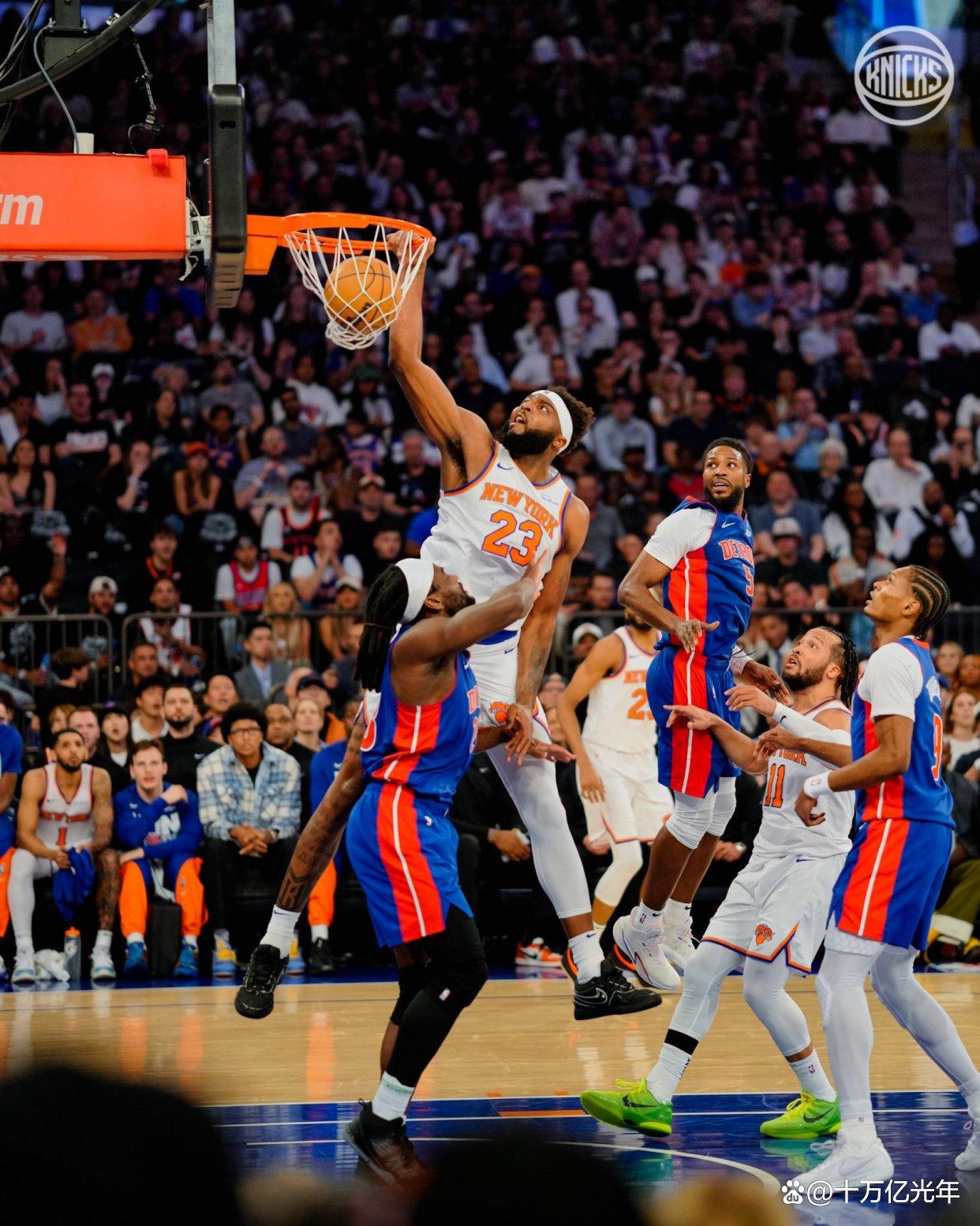 西班牙男篮鏖战尼克斯,布克惊艳世界 西班牙男篮鏖战尼克斯,布克惊艳世界