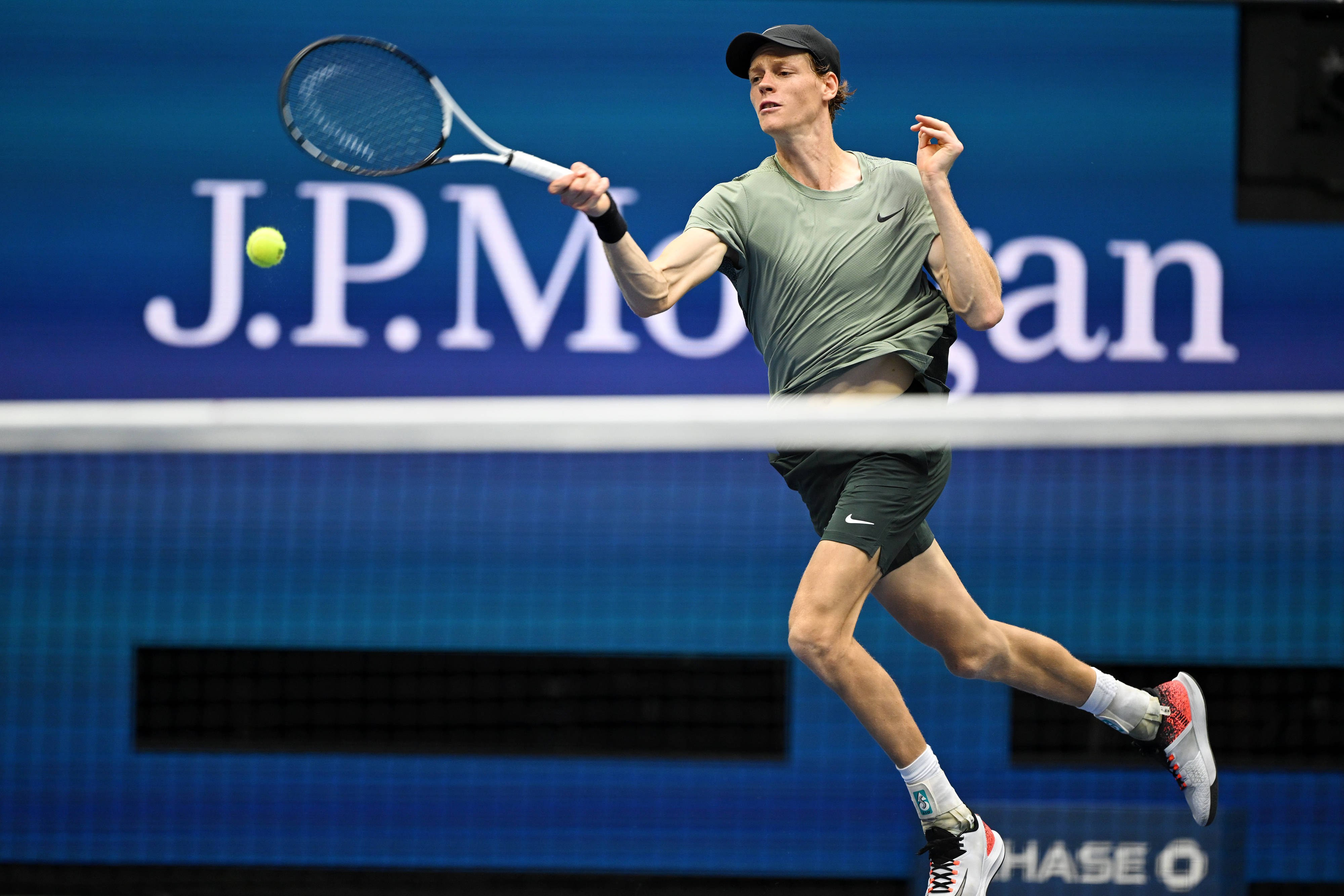 网球选手发挥出色，荣膺最佳MVP