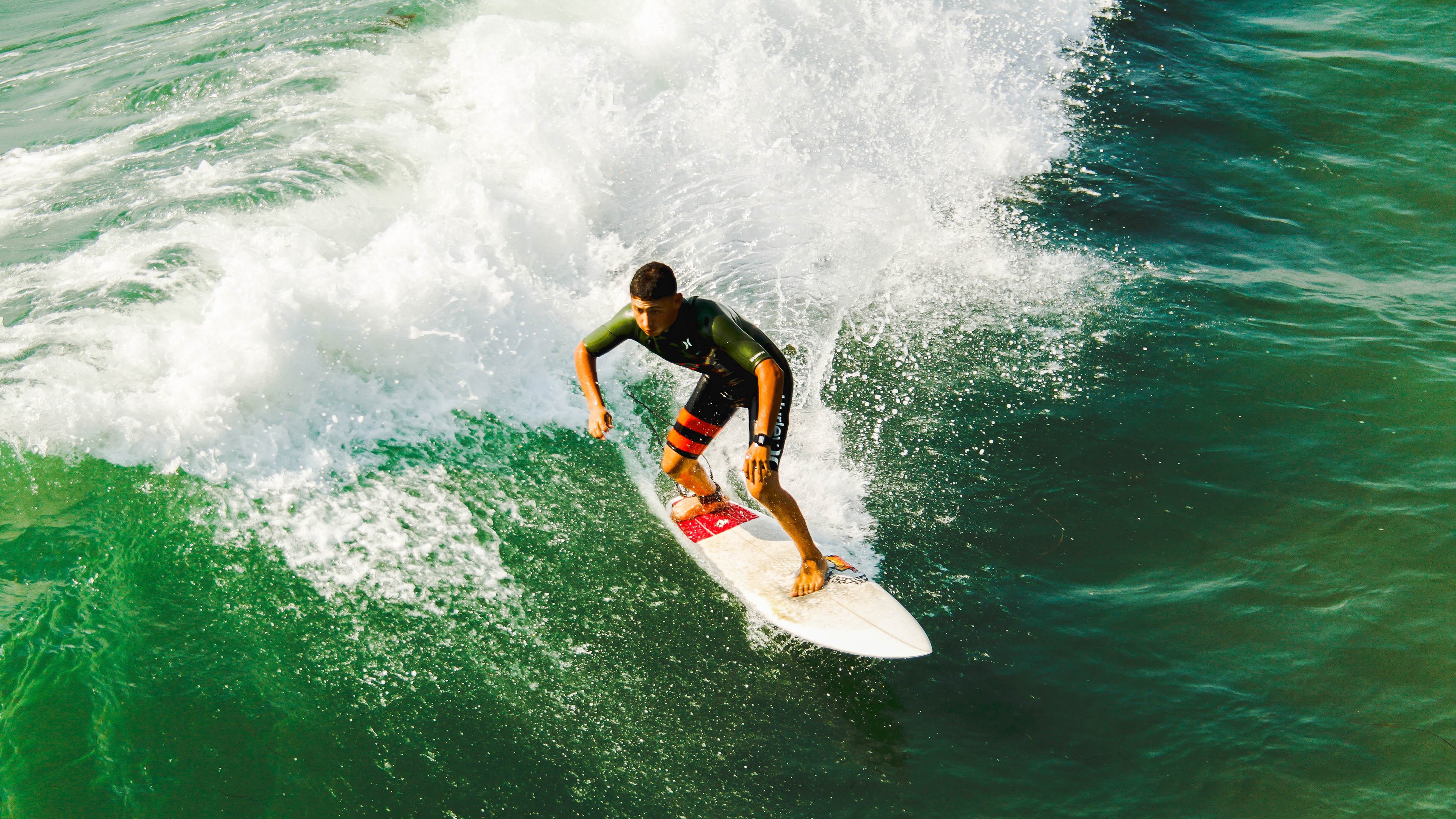 从冷门到核心,足球场上的颠覆与英雄叙事